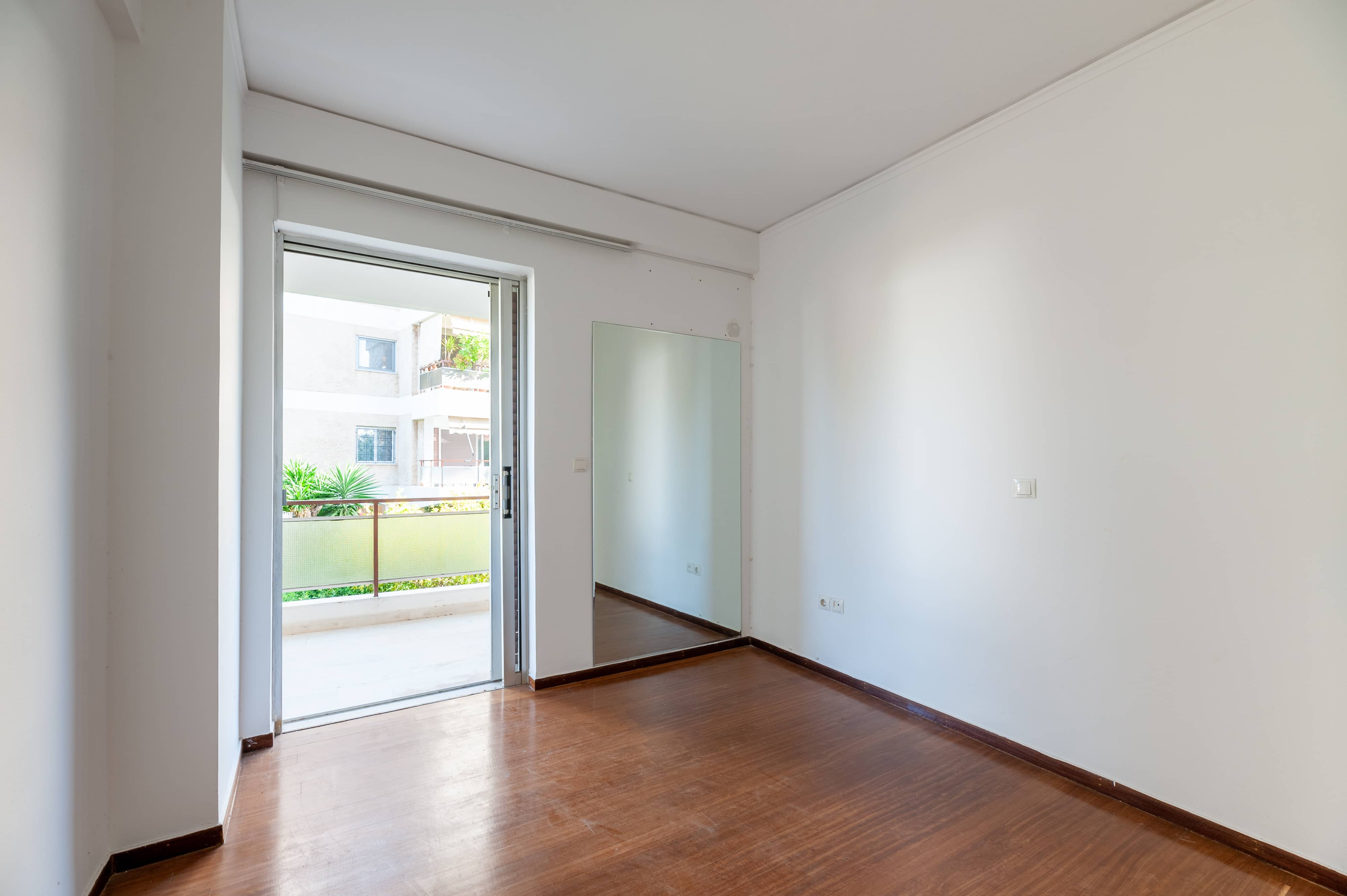 Υπνοδωμάτιο σε διαμέρισμα 123 τ.μ. στην Βούλα με ξύλινο πάτωμα και μπαλκονόπορτα