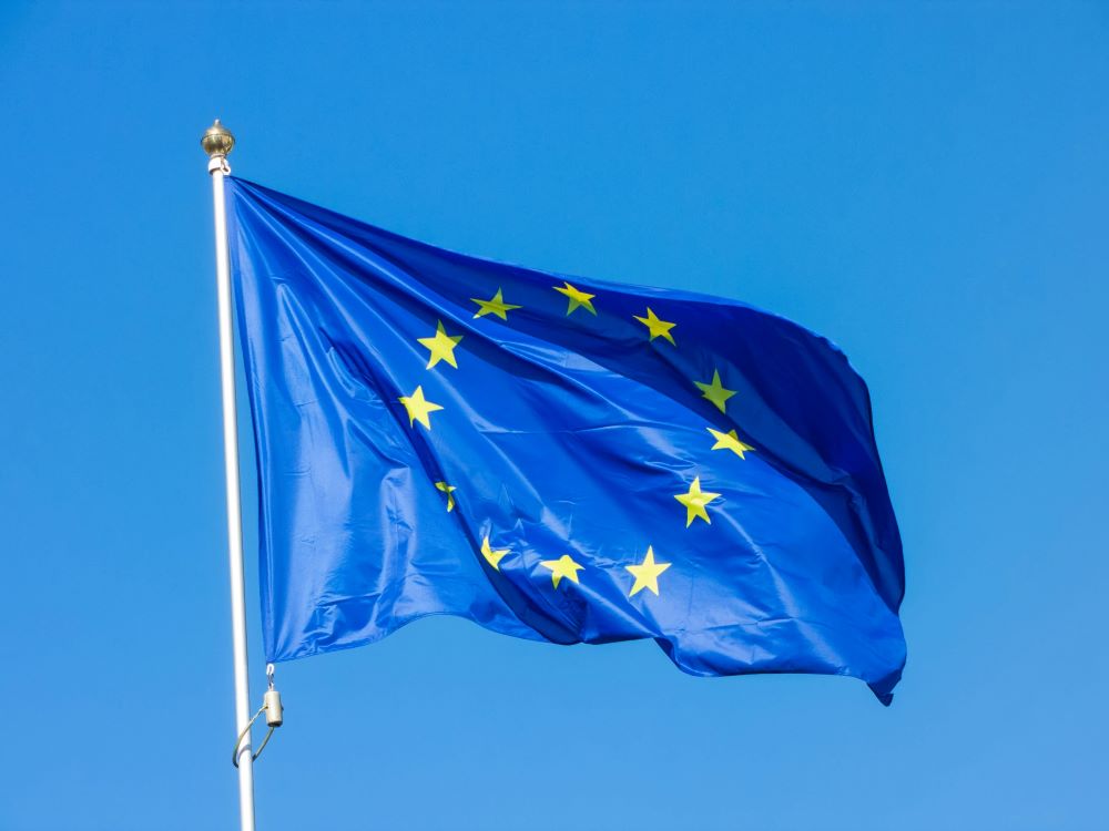 Εικόνα της σημαίας της Ευρωπαϊκής σημαίας που κυματίζει σε μπλε ουράνο - Ellika Real Estate